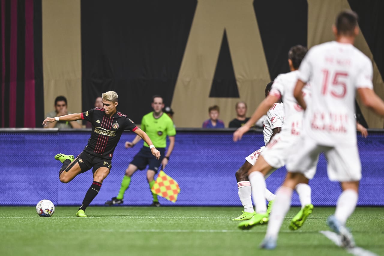 Atlanta United forward Luiz Araújo #19 dribbles the ball during the match against New York Red Bulls at Mercedes-Benz Stadium in Atlanta, United States on Wednesday August 17, 2022. (Photo by Mitchell Martin/Atlanta United)