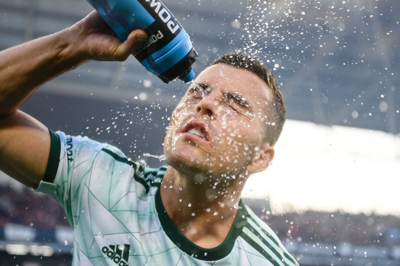 Atlanta United defender Brooks Lennon #11 sprays his face with water before the match against Toronto FC at BMO Field in Toronto, Canada on Saturday, April 15, 2023. (Photo by Brandon Magnus/Atlanta United)