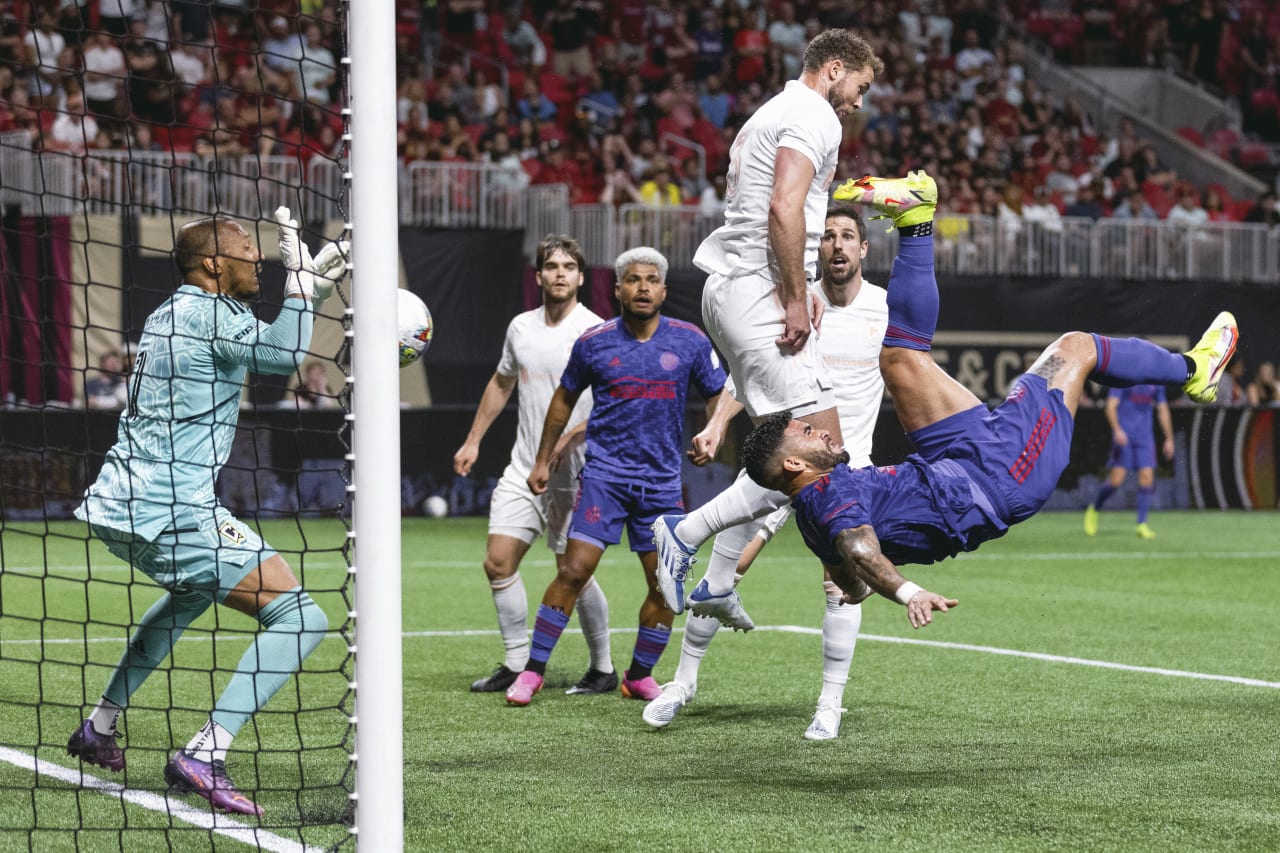 Atlanta United forward Dom Dwyer #4 scores a goal during the match against Columbus Crew at Mercedes-Benz Stadium in Atlanta, United States on Saturday May 28, 2022. (Photo by Matthew Grimes/Atlanta United)