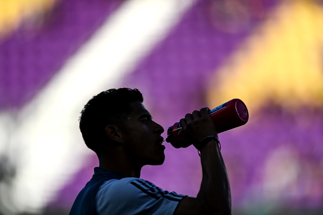 Atlanta United defender Ronald Hernandez #2 drinks water before the match against Orlando City at Exploria Stadium in Orlando, FL on Saturday, May 27, 2023. (Photo by Mitchell Martin/Atlanta United)