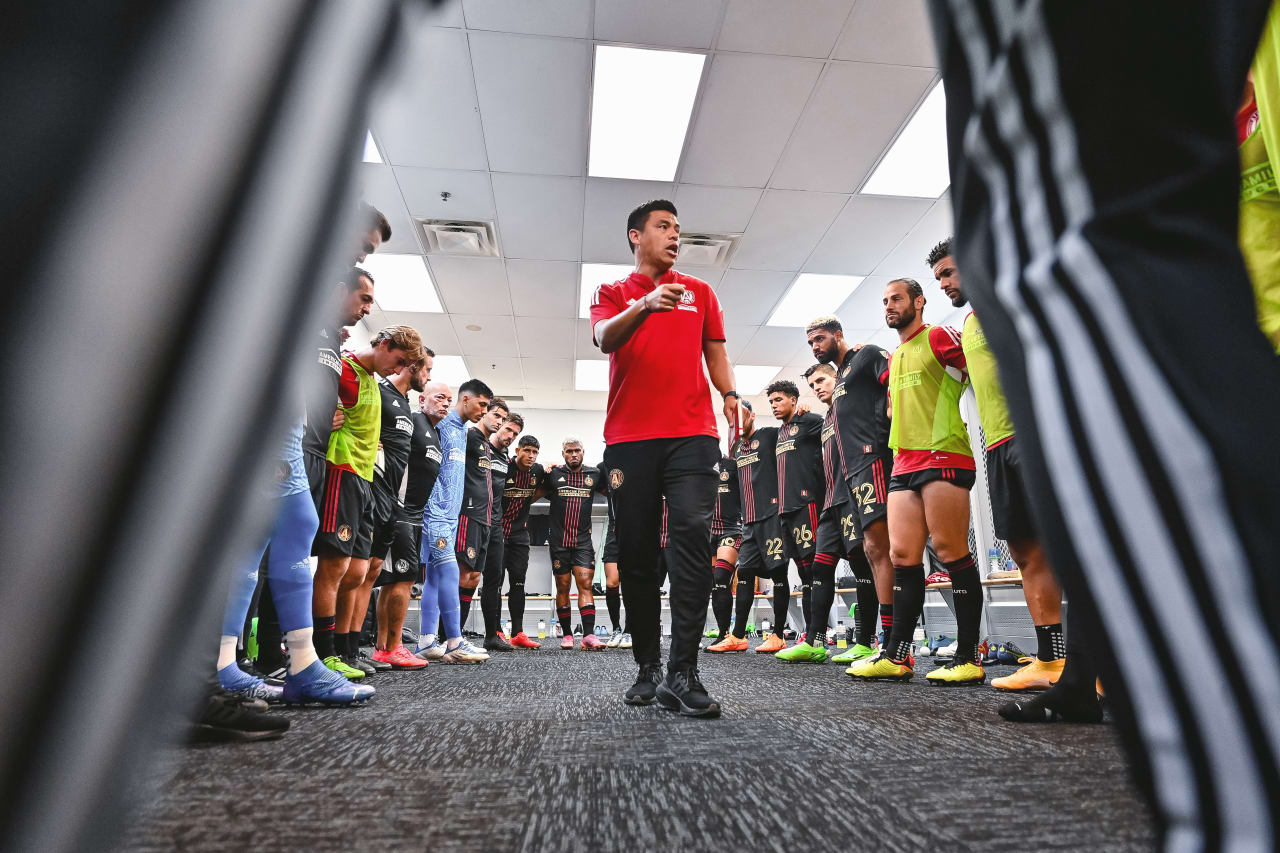 Atlanta United Head Coach Gonzalo Pineda talks to the team before the match against Chicago Fire FC at Soldier Field in Chicago, United States on Saturday July 30, 2022. (Photo by Dakota Williams/Atlanta United)