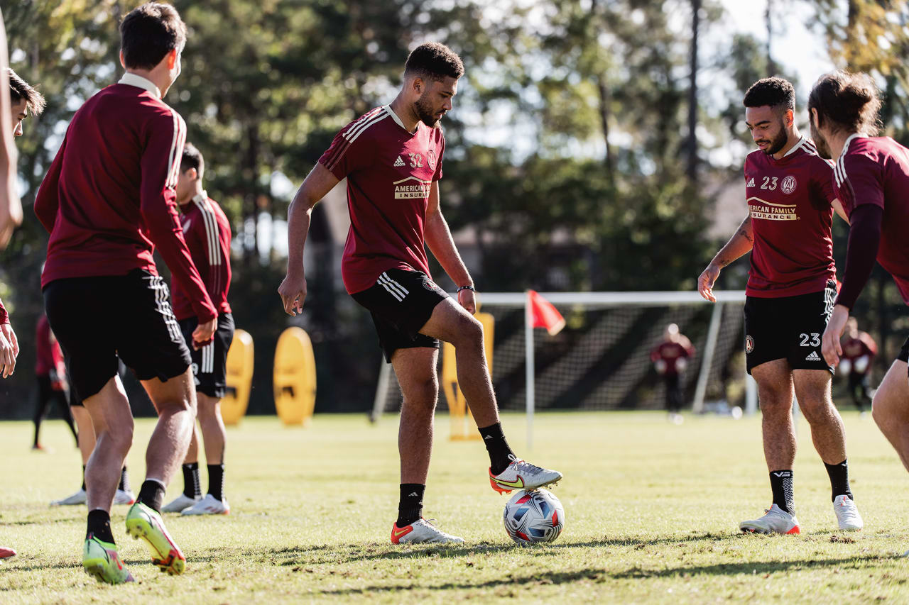 Atlanta United defender George Campbell #32 passes the ball during training at Children's Healthcare of Atlanta Training Ground in Marietta, GA, on Tuesday October 26, 2021. Photo by Jacob Gonzalez/Atlanta United)