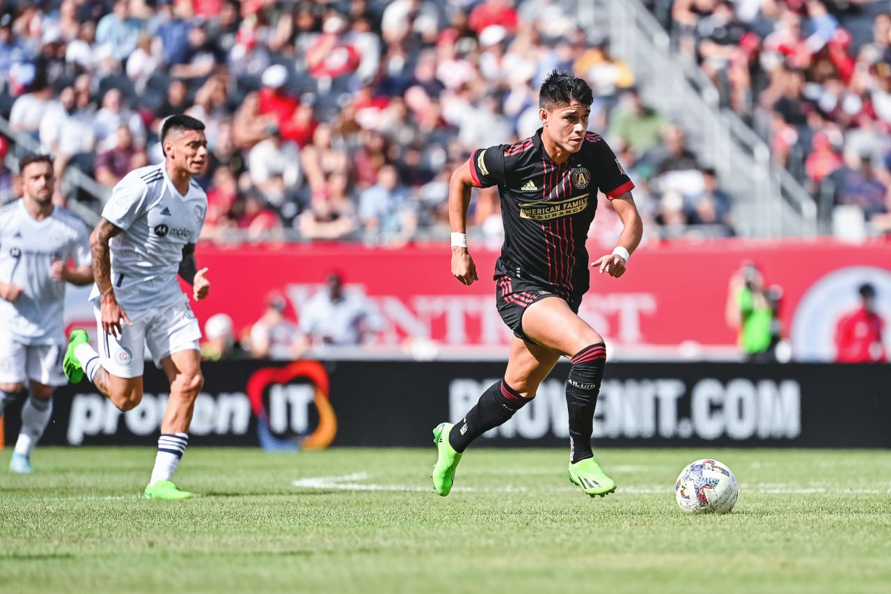 Atlanta United forward Luiz Araújo #19 dribbles the ball during the first half of the match against Chicago Fire FC at Soldier Field in Chicago, United States on Saturday July 30, 2022. (Photo by Dakota Williams/Atlanta United)