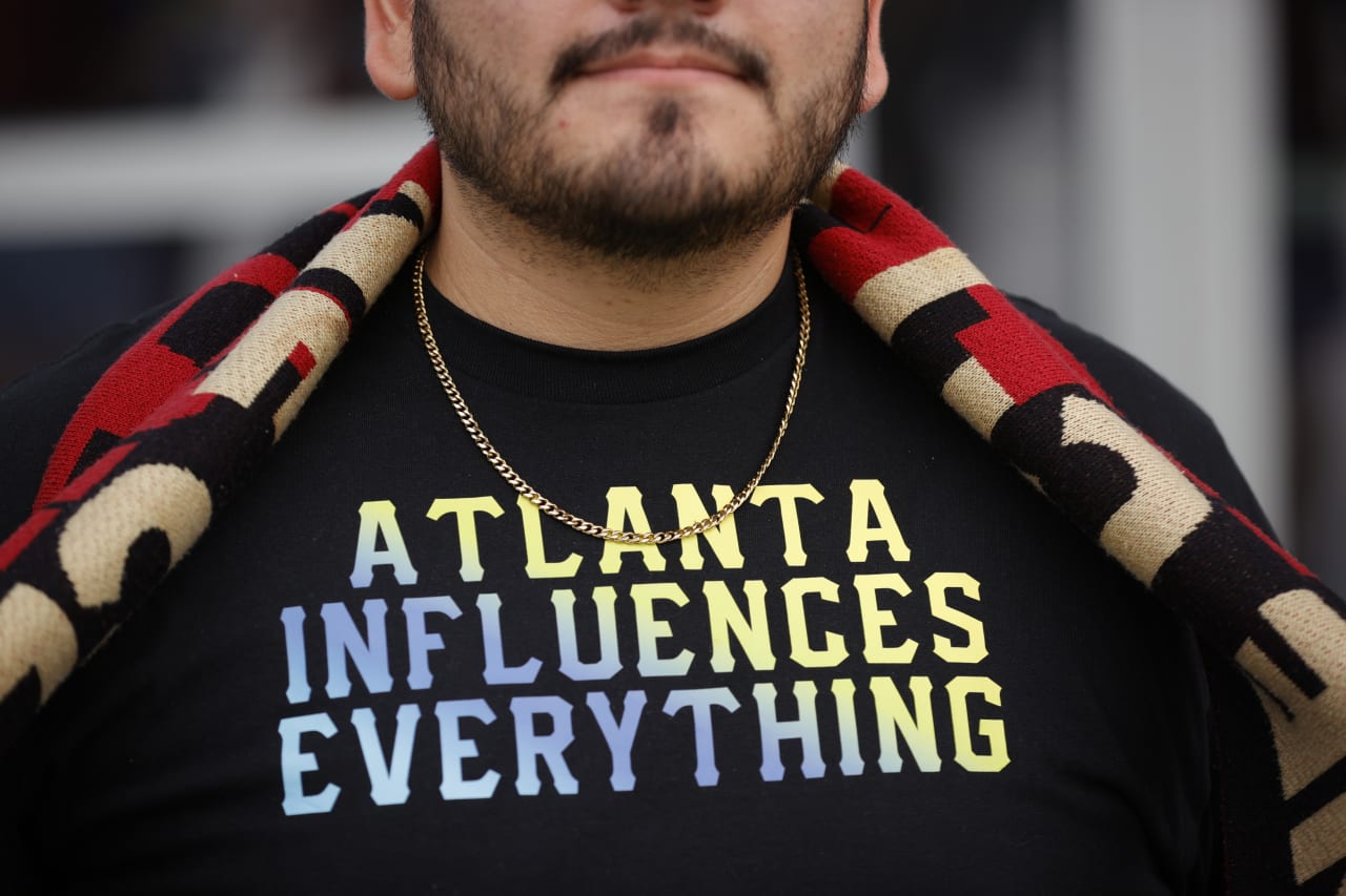 A fan wears the Atlanta Influences Everything shirt before the match against Cincinnati FC at Mercedes-Benz Stadium in Atlanta, GA on Wednesday, August 30, 2023. (Photo by Alex Slitz/Atlanta United)