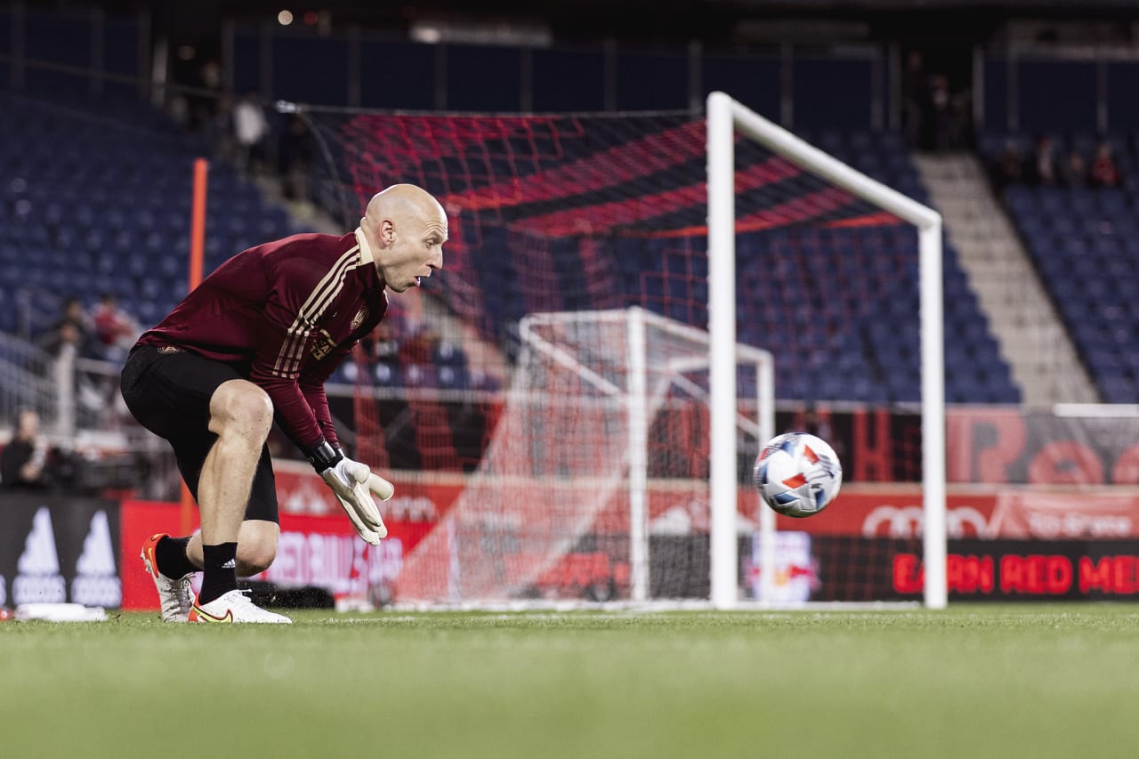 Atlanta United goalkeeper Brad Guzan #1 warms up before the match against New York Red Bulls at Red Bull Arena in Harrison, New Jersey on Wednesday November 3, 2021. (Photo by Jacob Gonzalez/Atlanta United)