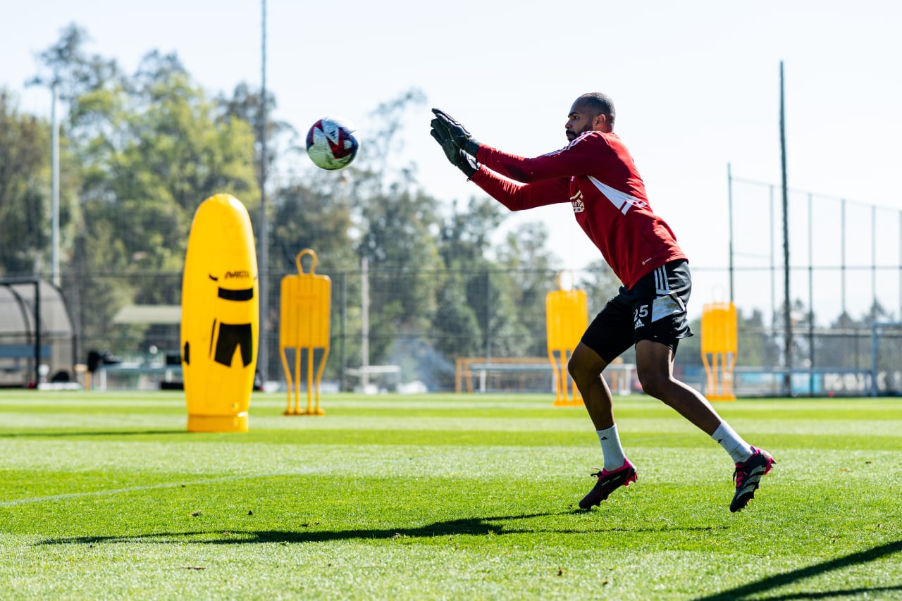 Atlanta United goalkeeper Clément Diop #25 catches the ball during a preseason training camp session at CAR - Mexican National Team Training Facility in Mexico City, CDMX, on Tuesday January 31, 2023. (Photo by Mitch Martin/Atlanta United)