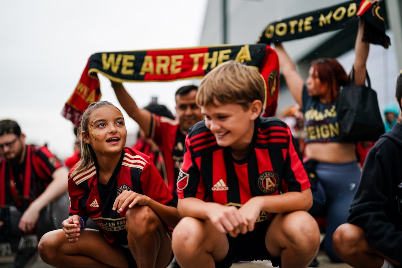 Supporters march prior to the match against Inter Miami at Mercedes-Benz Stadium in Atlanta, GA on Saturday, September 16, 2023. (Photo by Matthew Grimes/Atlanta United)