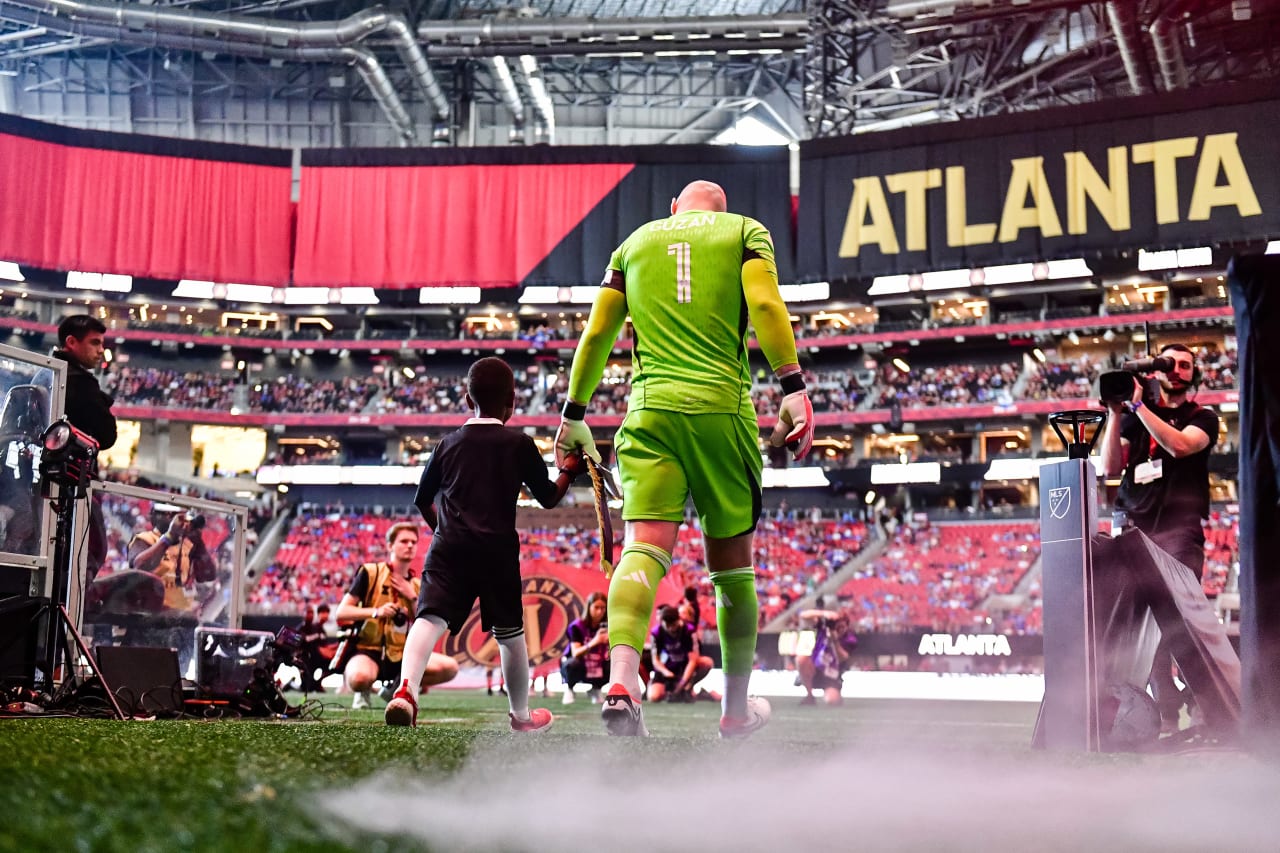 Atlanta United goalkeeper Brad Guzan #1 walks out before the match against Cruz Azul at Mercedes-Benz Stadium in Atlanta, GA on Saturday, July 29, 2023. (Photo by Kyle Hess/Atlanta United)