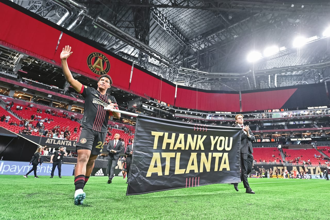 Atlanta United players thank fans after the match against New York City FC at Mercedes-Benz Stadium in Atlanta, GA on Sunday October 9, 2022. (Photo by Dakota Williams/Atlanta United)