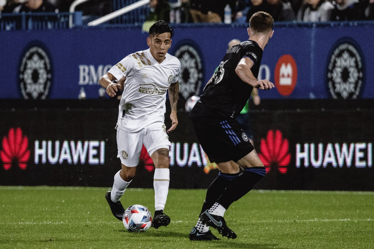 Atlanta United midfielder Ezequiel Barco #8 dribbles the ball during the first half of the match against CF Montréal at Stade Saputo in Montreal, Quebec, on Saturday October 2, 2021. (Photo by Audrey Magny/Atlanta United)
