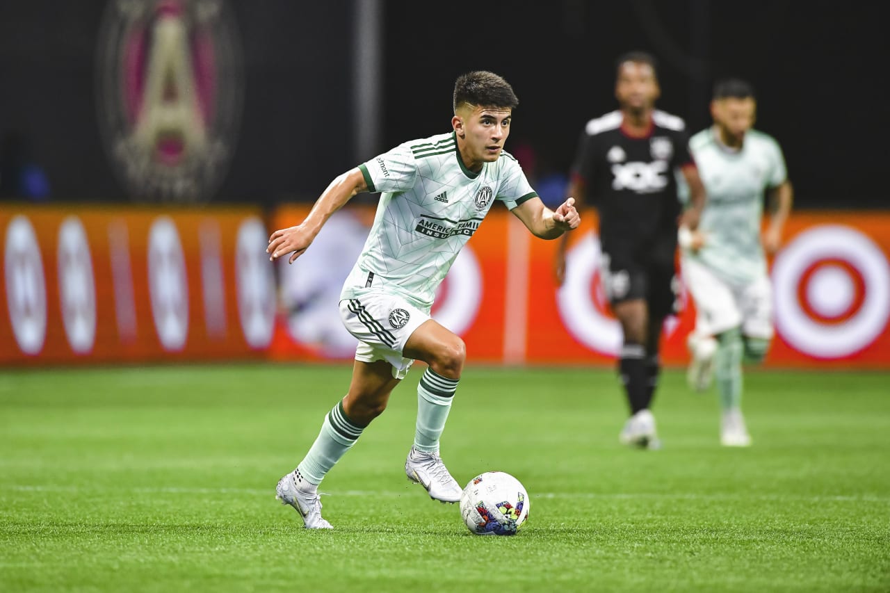 Atlanta United midfielder Thiago Almada #8 dribbles the ball during the match against D.C. United at Mercedes-Benz Stadium in Atlanta, United States on Sunday August 28, 2022. (Photo by Kyle Hess/Atlanta United)
