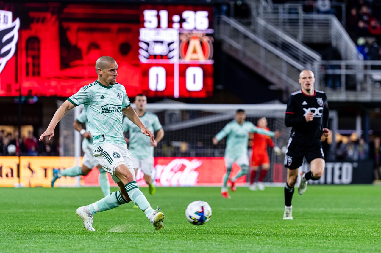 Atlanta United midfielder Osvaldo Alonso #16 passes the ball during the match against DC United at Audi Field in Washington, DC, on Saturday April 2, 2022. (Photo by Mitch Martin/Atlanta United)