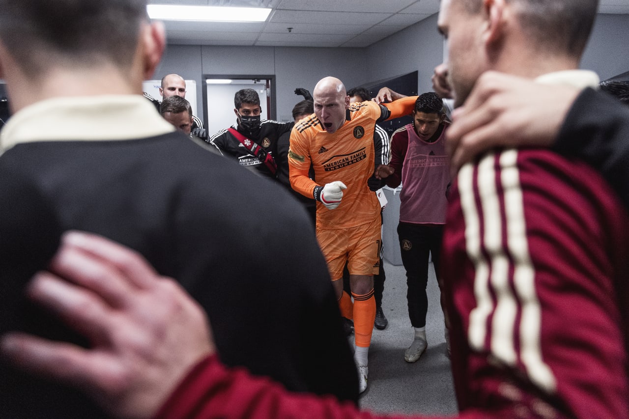 Atlanta United goalkeeper Brad Guzan #1 talks with the team before the match against New York Red Bulls at Red Bull Arena in Harrison, New Jersey on Wednesday November 3, 2021. (Photo by Jacob Gonzalez/Atlanta United)