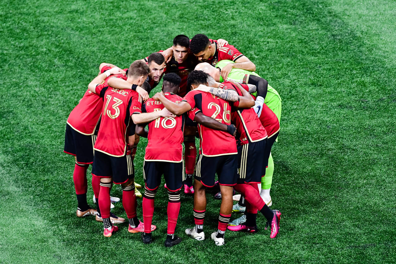 Starting XI huddle prior to the match against New York Red Bulls at Mercedes-Benz Stadium in Atlanta, GA on Saturday April 1, 2023. (Photo by Kyle Hess/Atlanta United)