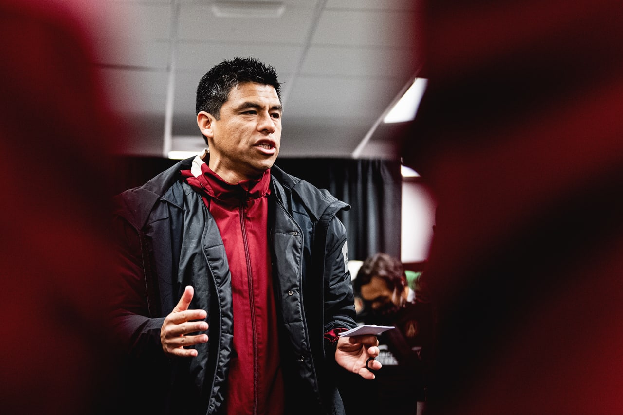 Atlanta United Head Coach Gonzalo Pineda talks to his players in the locker room before the round one playoff match against New York City FC at Yankee Stadium in Bronx, New York on Sunday November 21, 2021. (Photo by Jacob Gonzalez/Atlanta United)