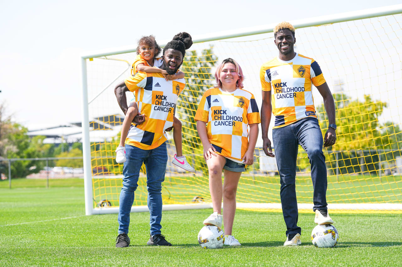 Kid Captain River Raven and 2021 Kid Captain Gabby James model the Kick Childhood Cancer pre-match tops with Colorado Rapids defender Lalas Abubakar and striker Gyasi Zardes. (Photos by Bart Young)