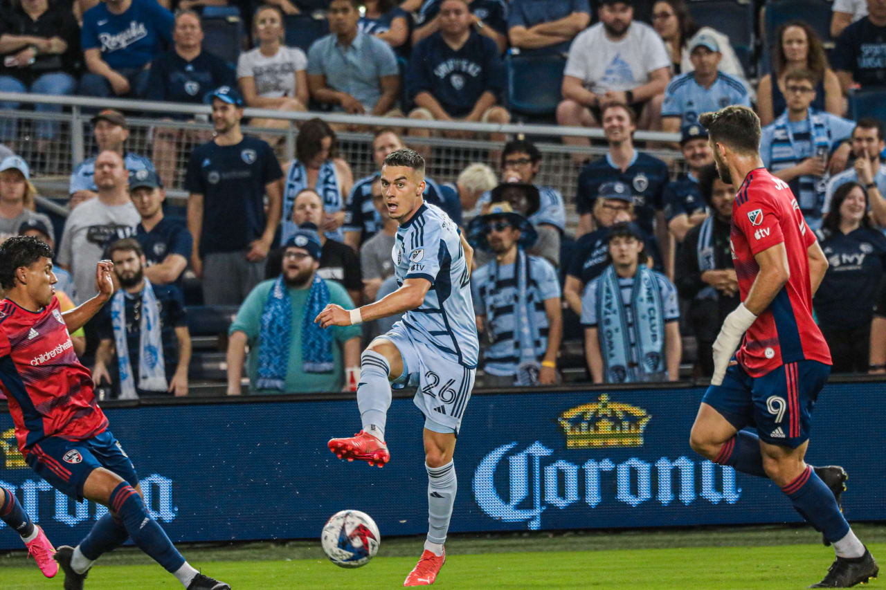 Erik Thommy makes a pass during the SKC vs FC Dallas match.