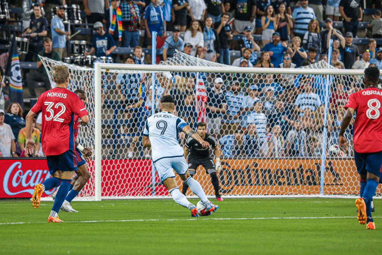 Alan Pulido makes a play during the SKC vs FC Dallas match.