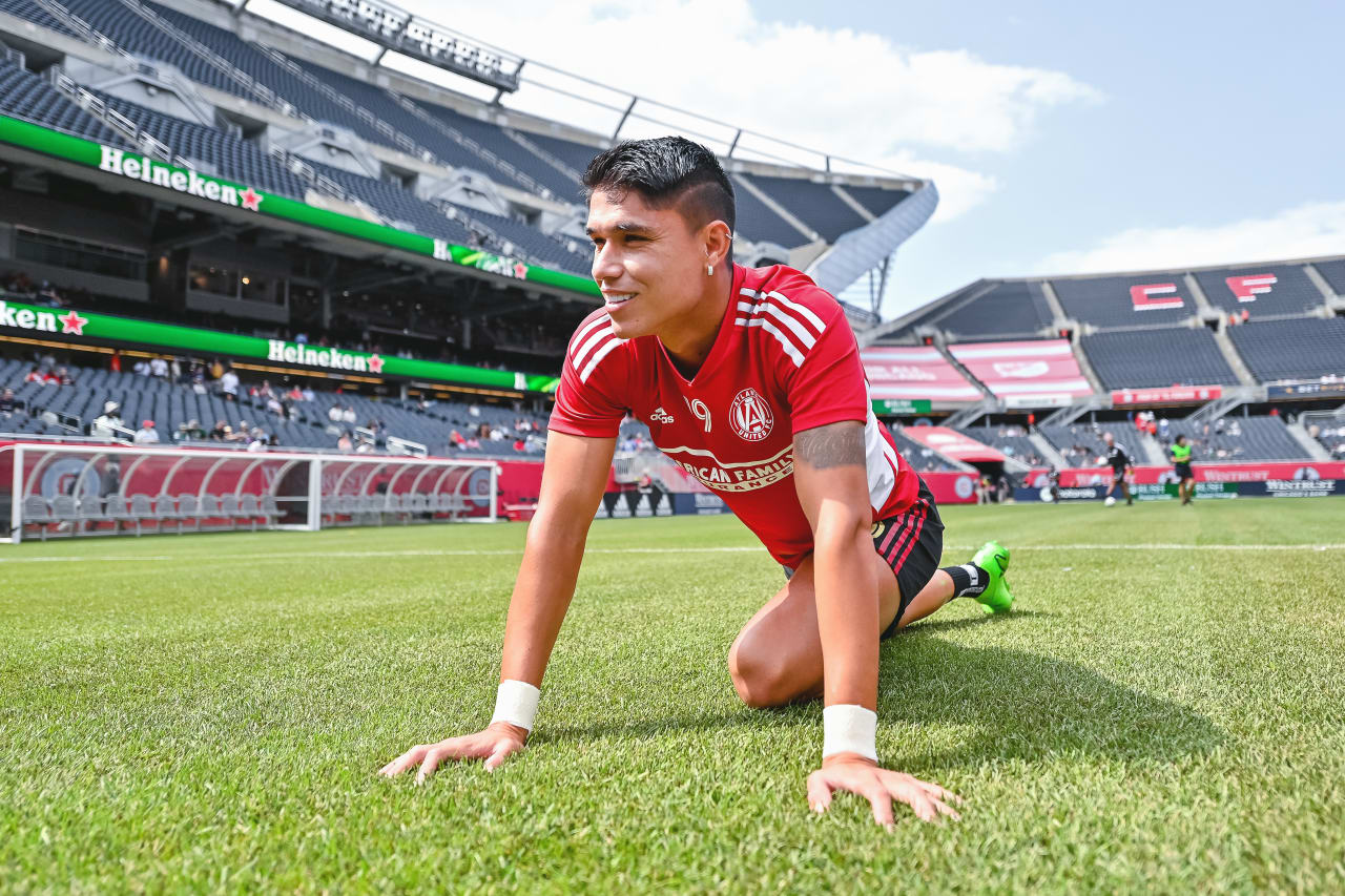 Atlanta United forward Luiz Araújo #19 warms up before the match against Chicago Fire FC at Soldier Field in Chicago, United States on Saturday July 30, 2022. (Photo by Dakota Williams/Atlanta United)