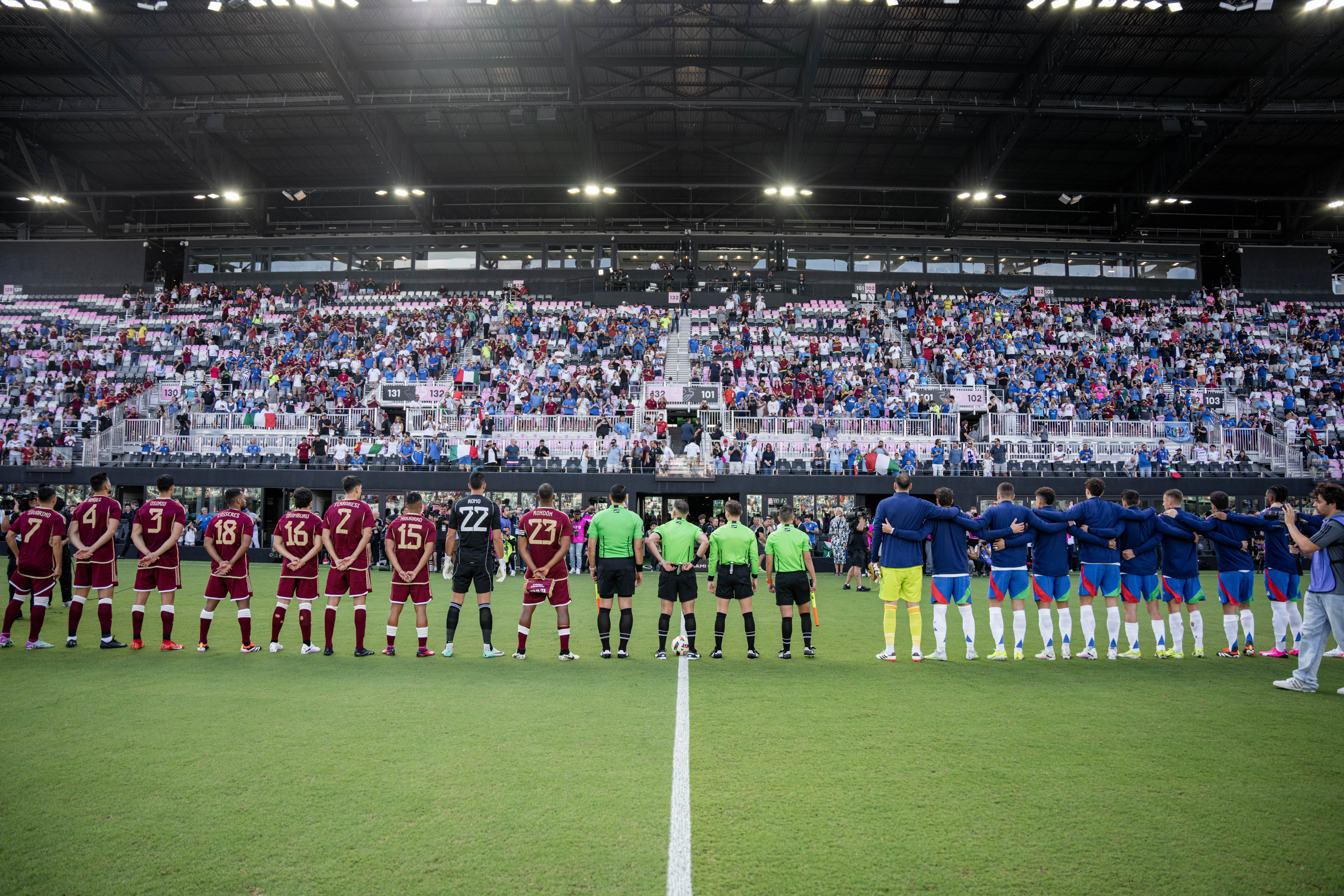 Riepilogo: Il Chase Stadium ospita un'emozionante partita amichevole internazionale in cui Italia e Venezuela si affrontano per la prima volta nella storia